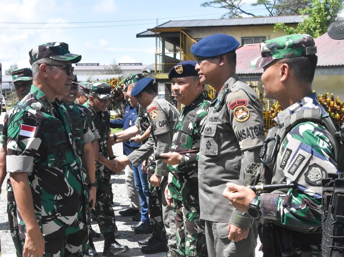 Dandim 1710/Mimika Dampingi Pangdam XVII/Cenderawasih Kunjungi Pos Satgas Pamtas Obvitnas