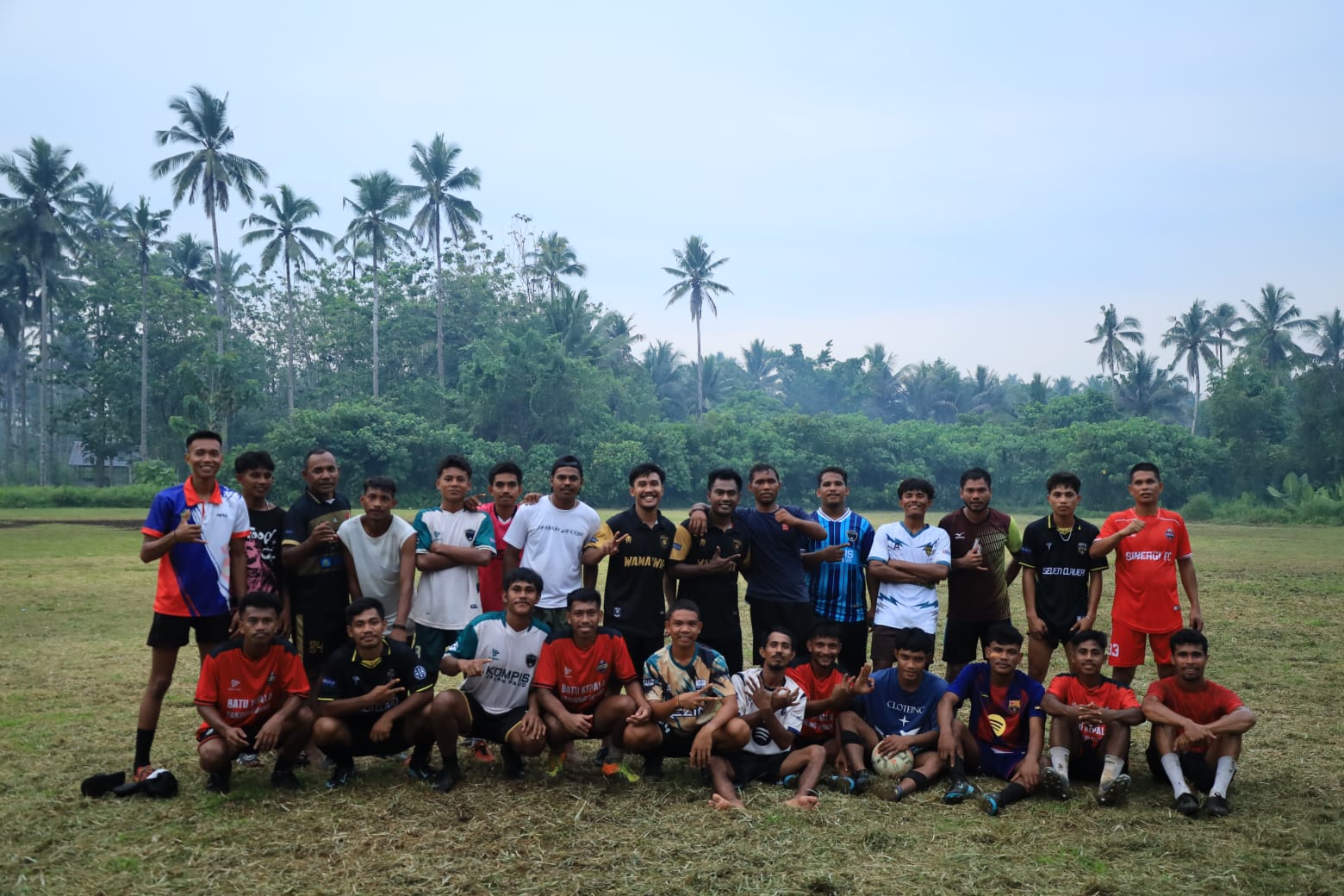 Tak Hanya Bangun Desa, Satgas TMMD ke-126 Kodim 1505/Tidore Ajak Pemuda Jaga Silaturahmi Lewat Sepak Bola