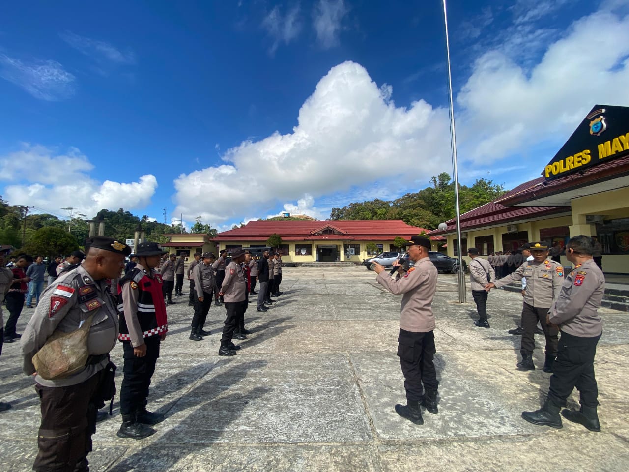 Polres Maybrat Laksanakan Pengamanan Ibadah Syukur HUT Ke-74 Theofani dan Doa Pemulihan di Alun-Alun Faitmayaf