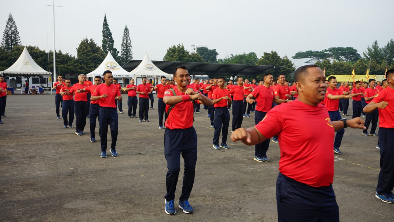 PRAJURIT YONIF 2 MARINIR IKUT MERIAHKAN OLAHRAGA BERSAMA DAN SYUKURAN HUT BRIGIF 1 MARINIR