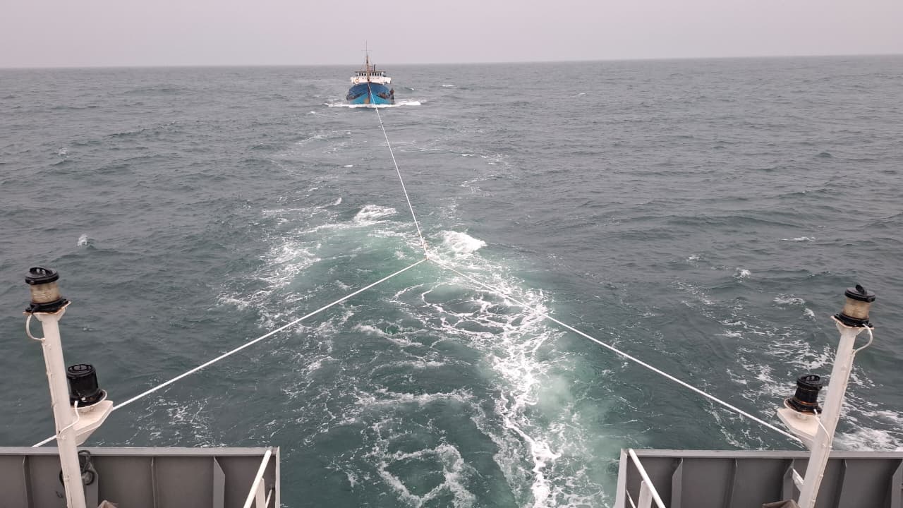 Bakamla RI Selamatkan Kapal Mati Mesin di Tengah Cuaca Buruk