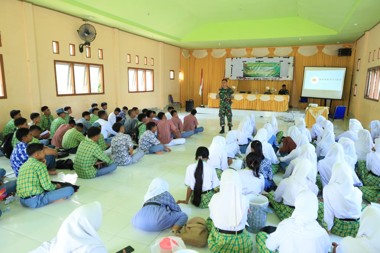 Satgas TMMD ke-126 Kodim 1505/Tidore Berikan Penyuluhan Bahaya Narkoba kepada Pelajar Satgas TMMD ke-126 Kodim 1505/Tidore Berikan Penyuluhan Bahaya Narkoba kepada Pelajar
