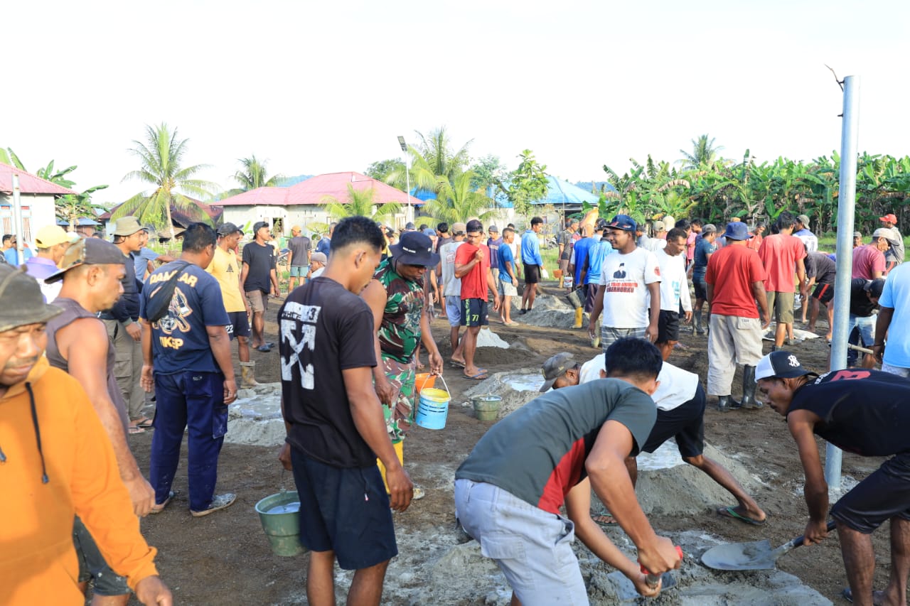 Semangat Kebersamaan, Satgas TMMD dan Warga Desa Wama Bahu Membahu Cor Lapangan Voli Semangat Kebersamaan, Satgas TMMD dan Warga Desa Wama Bahu Membahu Cor Lapangan Voli