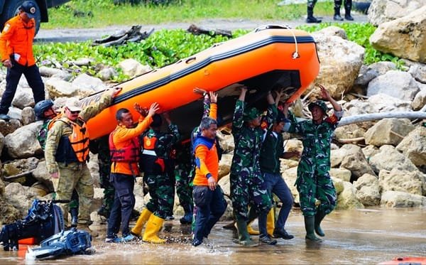 TNI, ADF, dan Basarnas Evakuasi Warga Nyaris Tenggelam di Laut Selatan Jawa