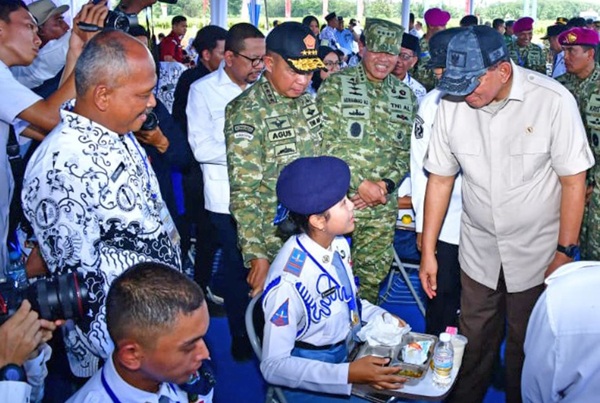 Panglima TNI Dampingi Menhan RI Tinjau Panen Kedelai Garuda Merah Putih di Lampung Utara Panglima TNI Dampingi Menhan RI Tinjau Panen Kedelai Garuda Merah Putih di Lampung Utara