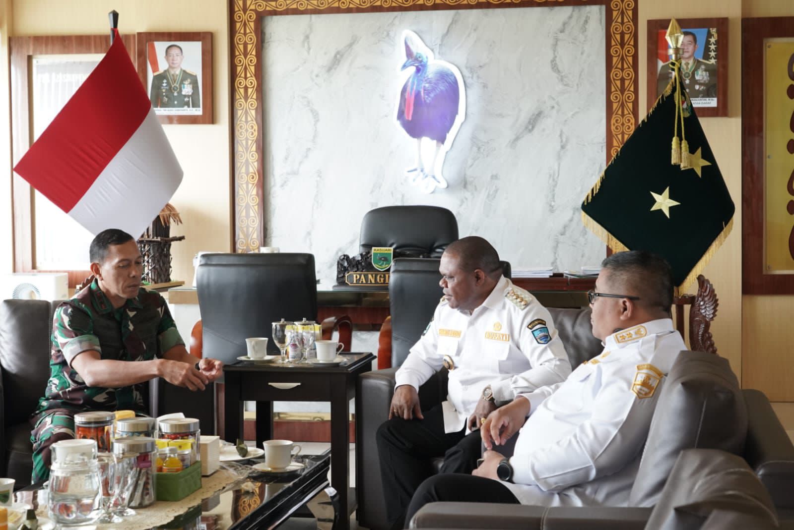 Pangdam Kasuari Terima Audiensi Bupati Manokwari Bahas Sinergi Percepatan Pembangunan, Hingga Keamanan Wilayah Manokwari Pangdam Kasuari Terima Audiensi Bupati Manokwari Bahas Sinergi Percepatan Pembangunan, Hingga Keamanan Wilayah Manokwari