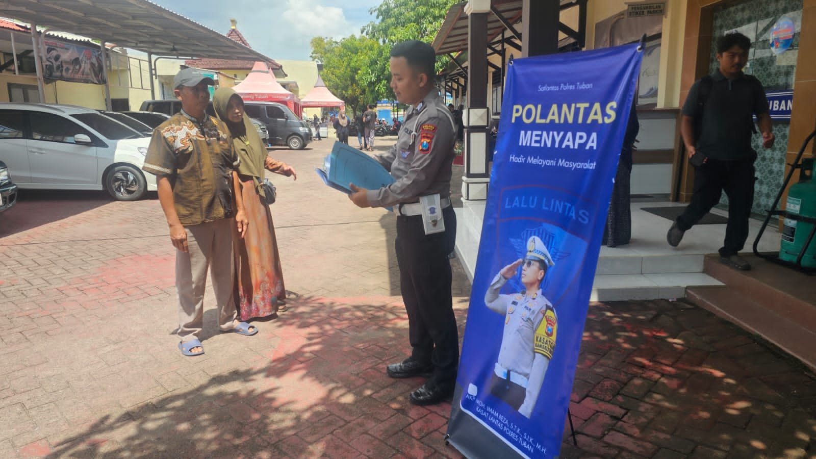Berita Baik dari Tuban: Polisi Menyapa dengan Senyum dan Edukasi Berita Baik dari Tuban: Polisi Menyapa dengan Senyum dan Edukasi
