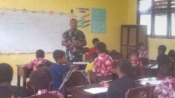 Babinsa Mapurujaya Tanamkan Nilai Cinta Tanah Air kepada Siswa SD YPPK Kaugapu Babinsa Mapurujaya Tanamkan Nilai Cinta Tanah Air kepada Siswa SD YPPK Kaugapu