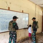 Satgas Yonif 312/KH Didik Generasi Penerus di Perbatasan Melalui Kegiatan Mengajar di SD YPK Tomerau