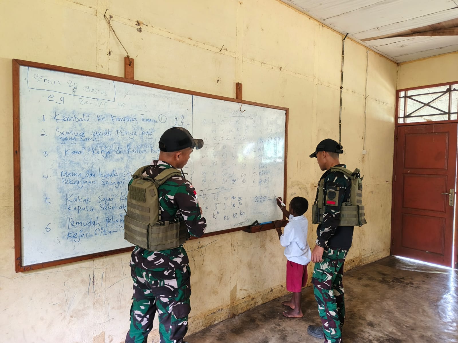 Satgas Yonif 312/KH Didik Generasi Penerus di Perbatasan Melalui Kegiatan Mengajar di SD YPK Tomerau