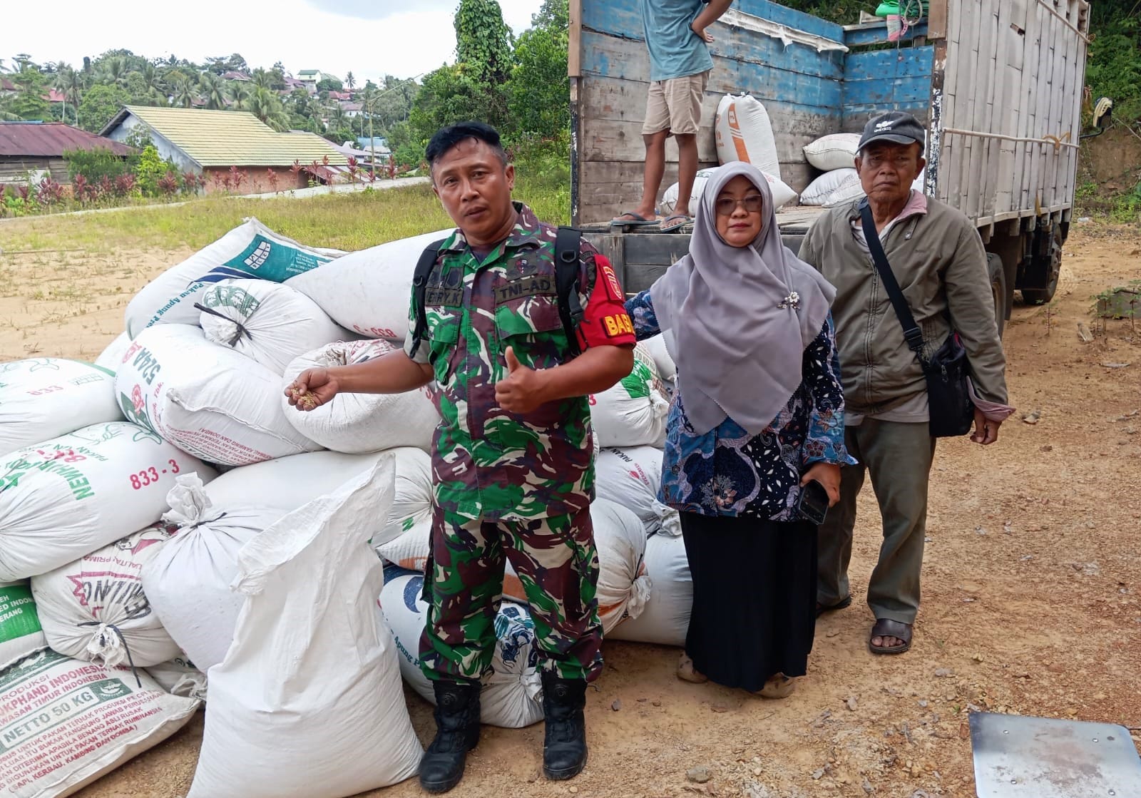Jaga Stabilitas Ketersediaan Pangan, Babinsa Bukit Biru Dampingi Penyerapan Gabah Petani