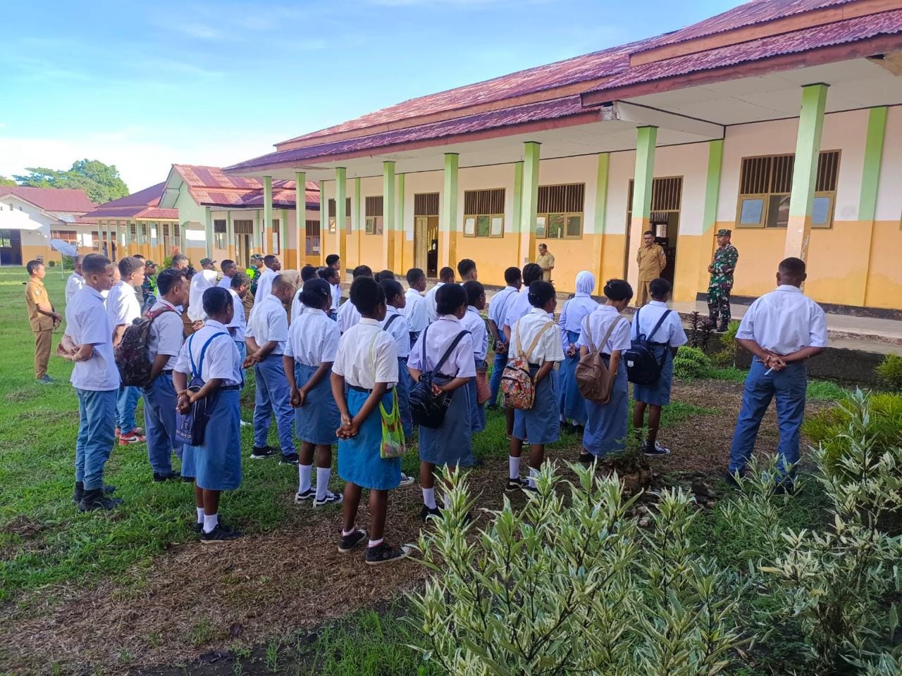 Generasi Muda Cinta Tanah Air, Satgas TMMD 126 Laksanakan Penyuluhan di SMK N 1 Yembun Generasi Muda Cinta Tanah Air, Satgas TMMD 126 Laksanakan Penyuluhan di SMK N 1 Yembun