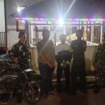 Jaga Keamanan Lingkungan Babinsa Patroli Siskamling Bersama Warga Jaga Keamanan Lingkungan Babinsa Patroli Siskamling Bersama Warga