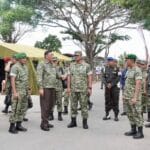 Wapang TNI Dampingi Menhan RI Kunjungi Yonif TP 821/Satria Bupolo di Pulau Buru