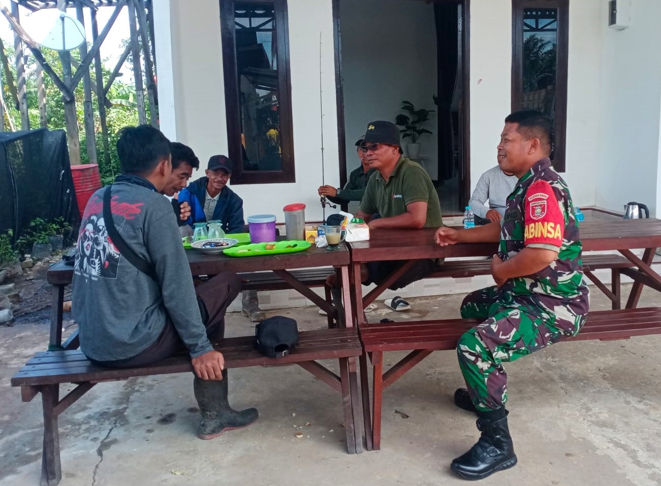 Babinsa Hadir Di Tengah Warga, Lakukan Komsos Sebagai Sarana Kebersamaan Dan Kepedulian Babinsa Hadir Di Tengah Warga, Lakukan Komsos Sebagai Sarana Kebersamaan Dan Kepedulian