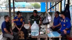 Pererat Hubungan Dan Sinergitas, Babinsa Gelar Komsos Dengan Personel Damkar Pererat Hubungan Dan Sinergitas, Babinsa Gelar Komsos Dengan Personel Damkar