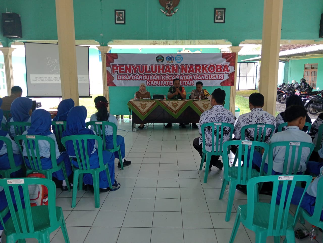 Babinsa Desa Gandusari Hadiri Penyuluhan Bahaya Narkoba Untuk Pelajar Di Balai Desa Gandusari