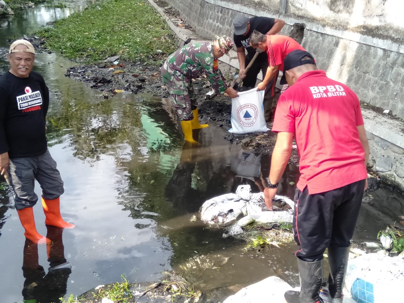 Babinsa Sukorejo Gotong Royong Bersama Warga Buat Tanggul Penahan Abrasi Di Sungai Kepanjenkidul