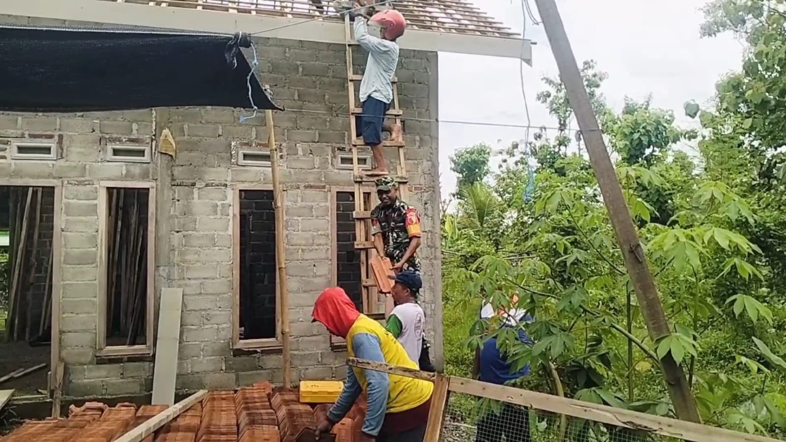 Wujud Kepedulian Terhadap Masyarakat, Babinsa Maron Bantu Pasang Atap Rumah Warga
