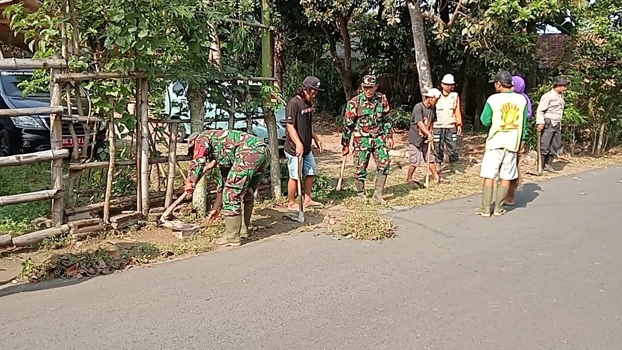 Kerja Bakti Babinsa Tanjungsari dan Warga Wujudkan Lingkungan Bersih Di Josenan