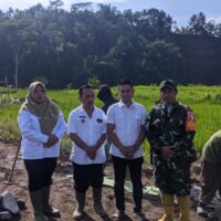 Dukung Percepatan Pembangunan, Anggota Koramil 0808/15 Gandusari Bersama Forkopimca Laksanakan Peletakan Batu Pertama Pembangunan KDKMP