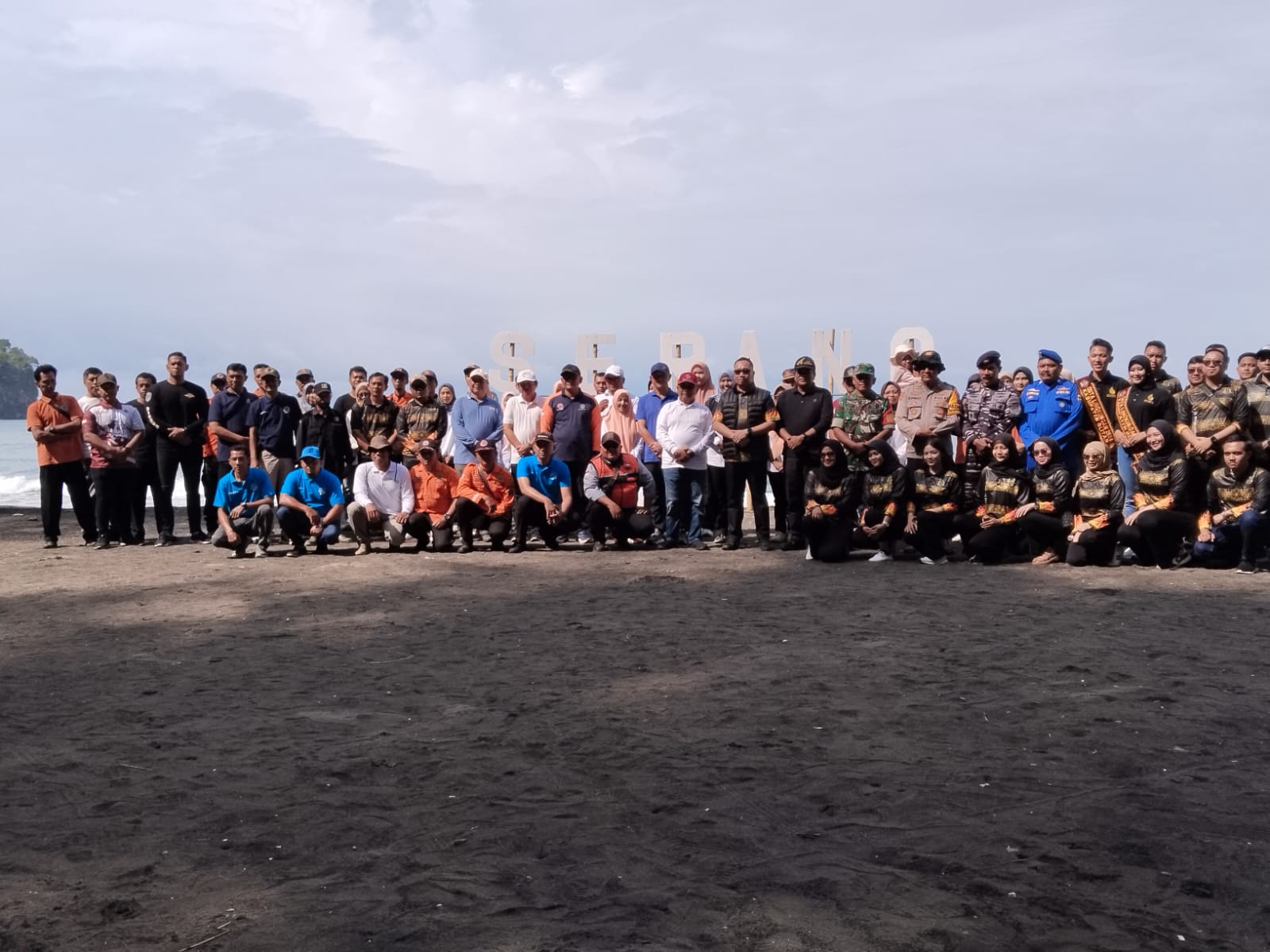 Dukung Pariwisata Lokal, Koramil 0808/17 Panggungrejo Berkontribusi Melalui Aksi Bersih-bersih Pantai Serang