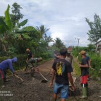 Tingkatkan Kualitas Infrastruktur Desa Serda Heru Bersama Warga Gotong Royong Pengurukan Jalan