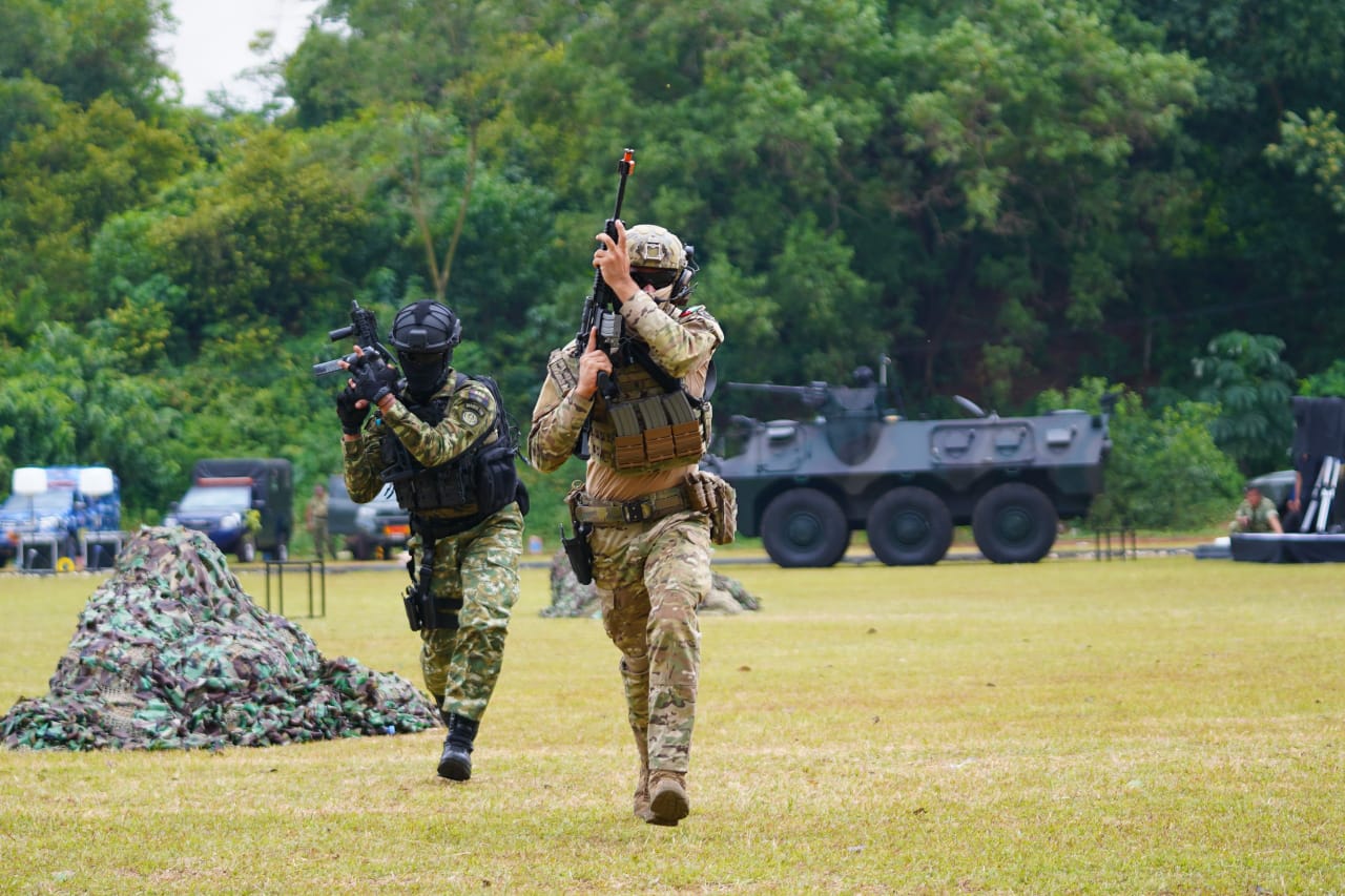 Panglima TNI Dampingi Presiden RI dan Raja Yordania Saksikan Demonstrasi Joint Drone Exercise Panglima TNI Dampingi Presiden RI dan Raja Yordania Saksikan Demonstrasi Joint Drone Exercise