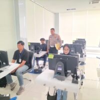 SIM Tanpa Perantara: Polisi Ajari Pemuda Desa dengan Sabar