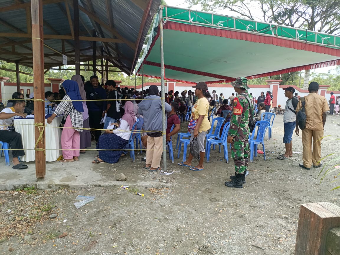 Agar Berjalan Dengan Lancar dan Tepat Sasaran, Babinsa Koramil 1710-03/Kuala Kencana Dampingi Penyaluran Bantuan Kepada Masyarakat Agar Berjalan Dengan Lancar dan Tepat Sasaran, Babinsa Koramil 1710-03/Kuala Kencana Dampingi Penyaluran Bantuan Kepada Masyarakat