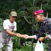 Kosisten Dalam Berbuat Baik Kepada Masyarakat Sekitar Yonif 2 Marinir Laksanaka Kegiatan Rutin Jumat Berkah