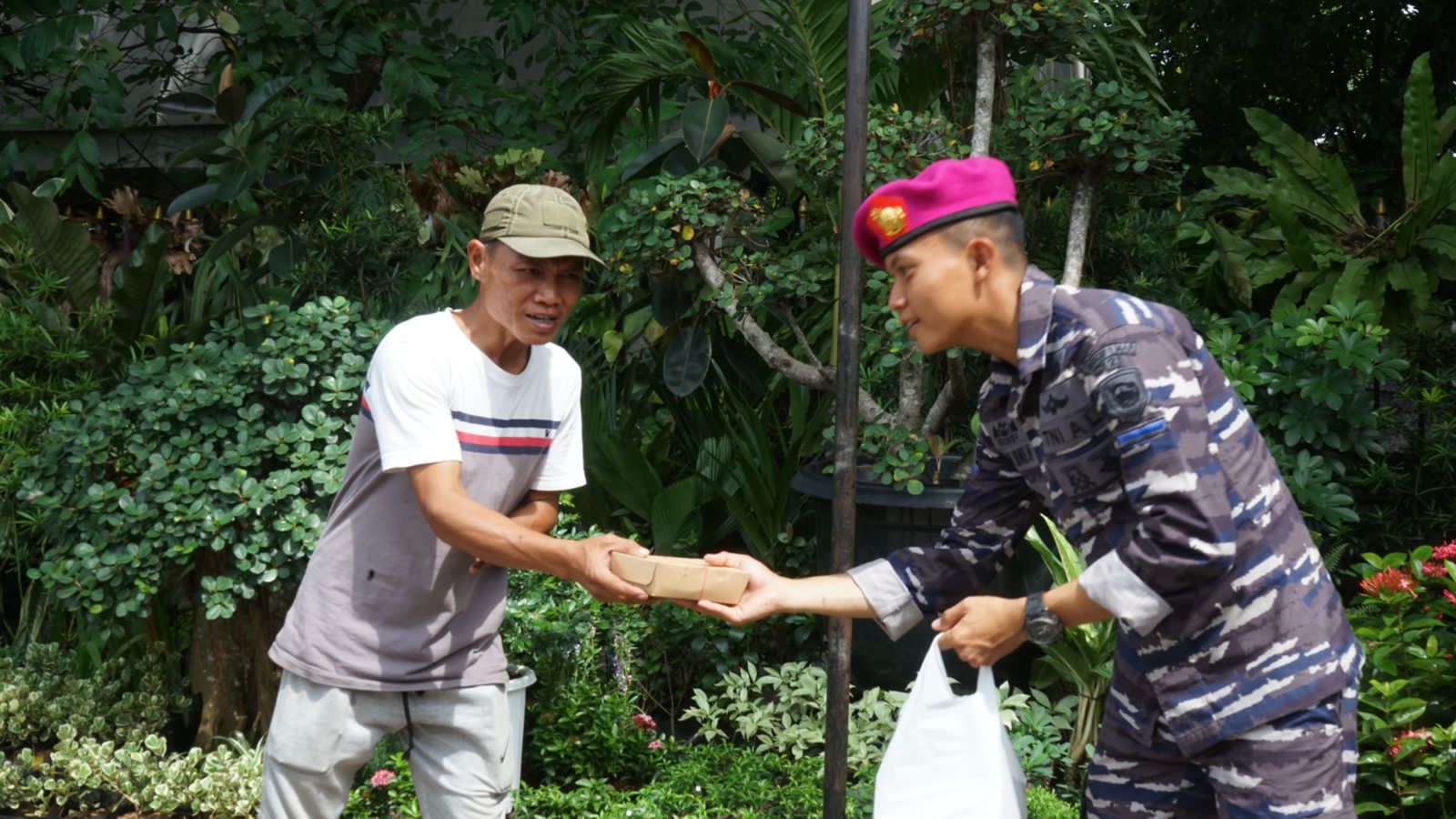 Kosisten Dalam Berbuat Baik Kepada Masyarakat Sekitar Yonif 2 Marinir Laksanaka Kegiatan Rutin Jumat Berkah