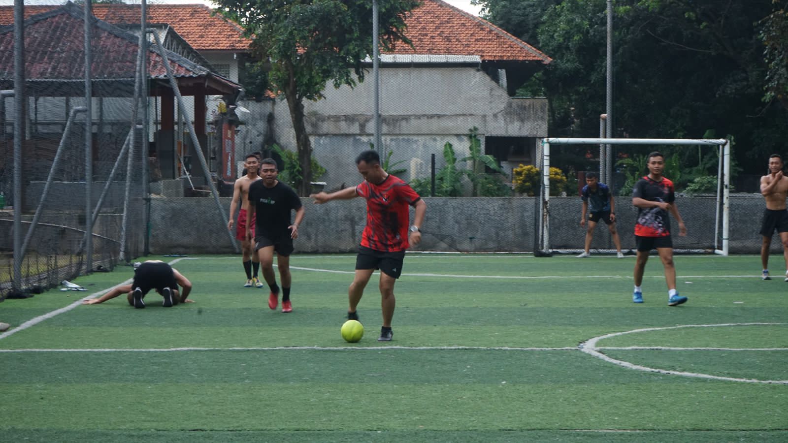 Manfaatkan Waktu Libur, Prajurit Tidur Dalam Yonif 2 Marinir Laksanakan Olahraga Futsal