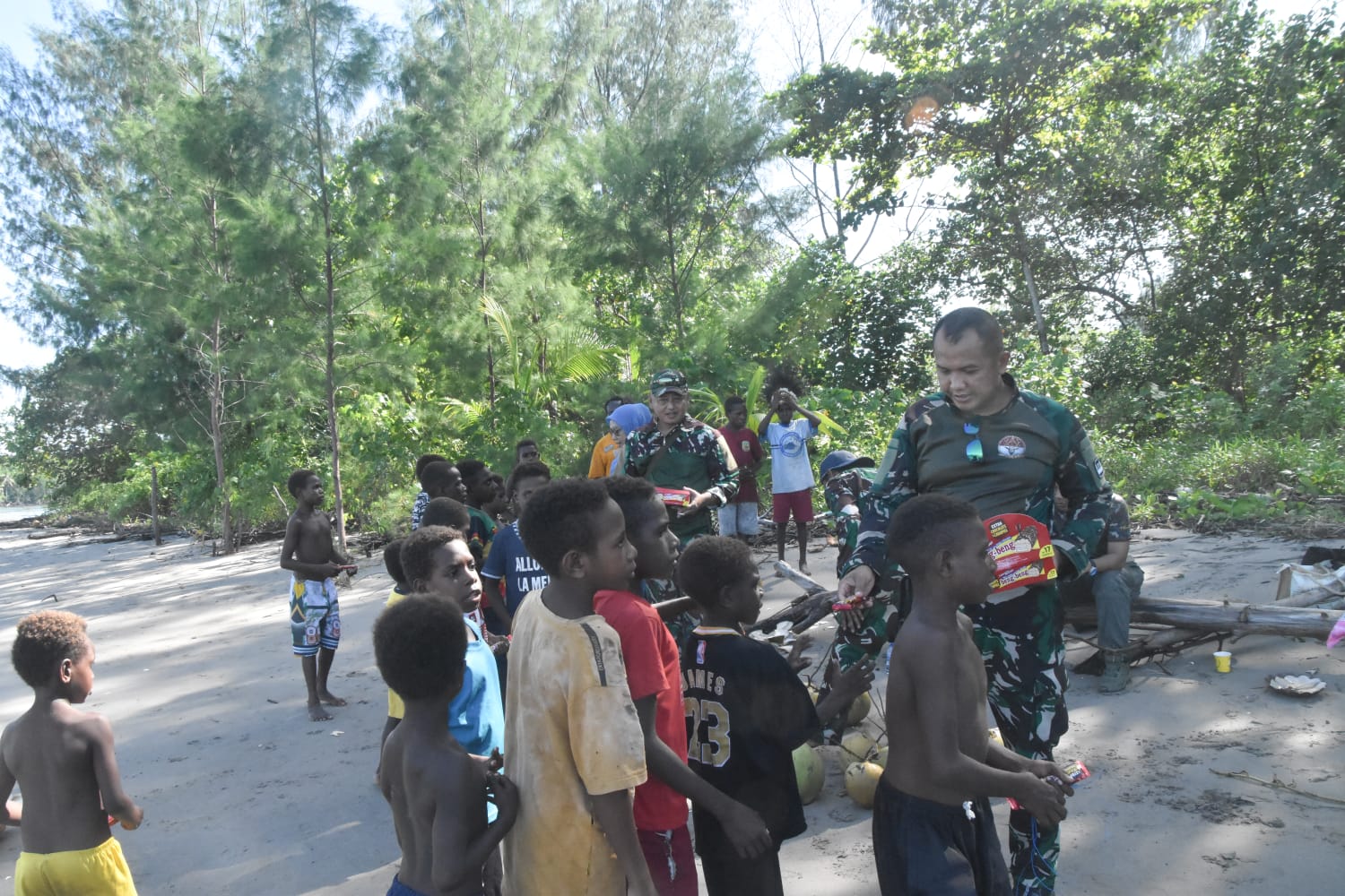 Dandim 1710/Mimika Tinjau Kondisi Wilayah dan Gelar Komsos di Kampung Kekwa Dandim 1710/Mimika Tinjau Kondisi Wilayah dan Gelar Komsos di Kampung Kekwa