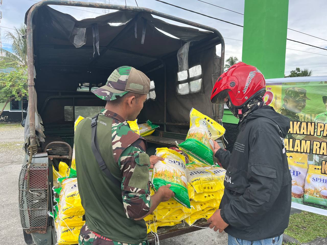 Dukung Program Gerakan Pangan Murah, Kodim 1710/Mimika Jual Beras SPHP di Timika Dukung Program Gerakan Pangan Murah, Kodim 1710/Mimika Jual Beras SPHP di Timika