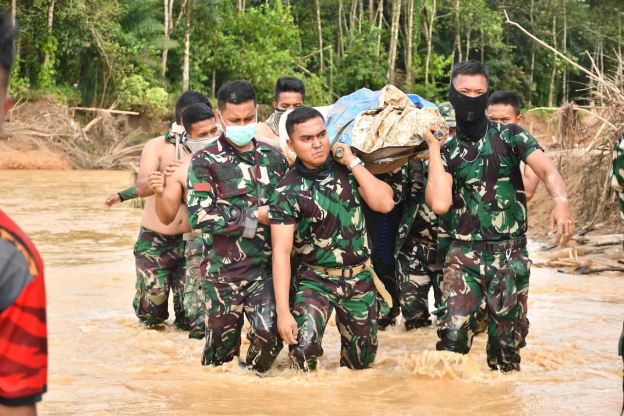 Satgas Gulben Kodam I/BB Berhasil Temukan dan Evakuasi Jenazah Korban Banjir di Tapanuli Selatan