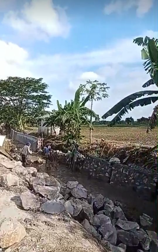 Asal Jadi! Proyek TPT di Karang Tawar, Lamongan Diduga Sarat Penyimpangan: Pasir Jelek, Tanpa K3, dan Tak Transparan