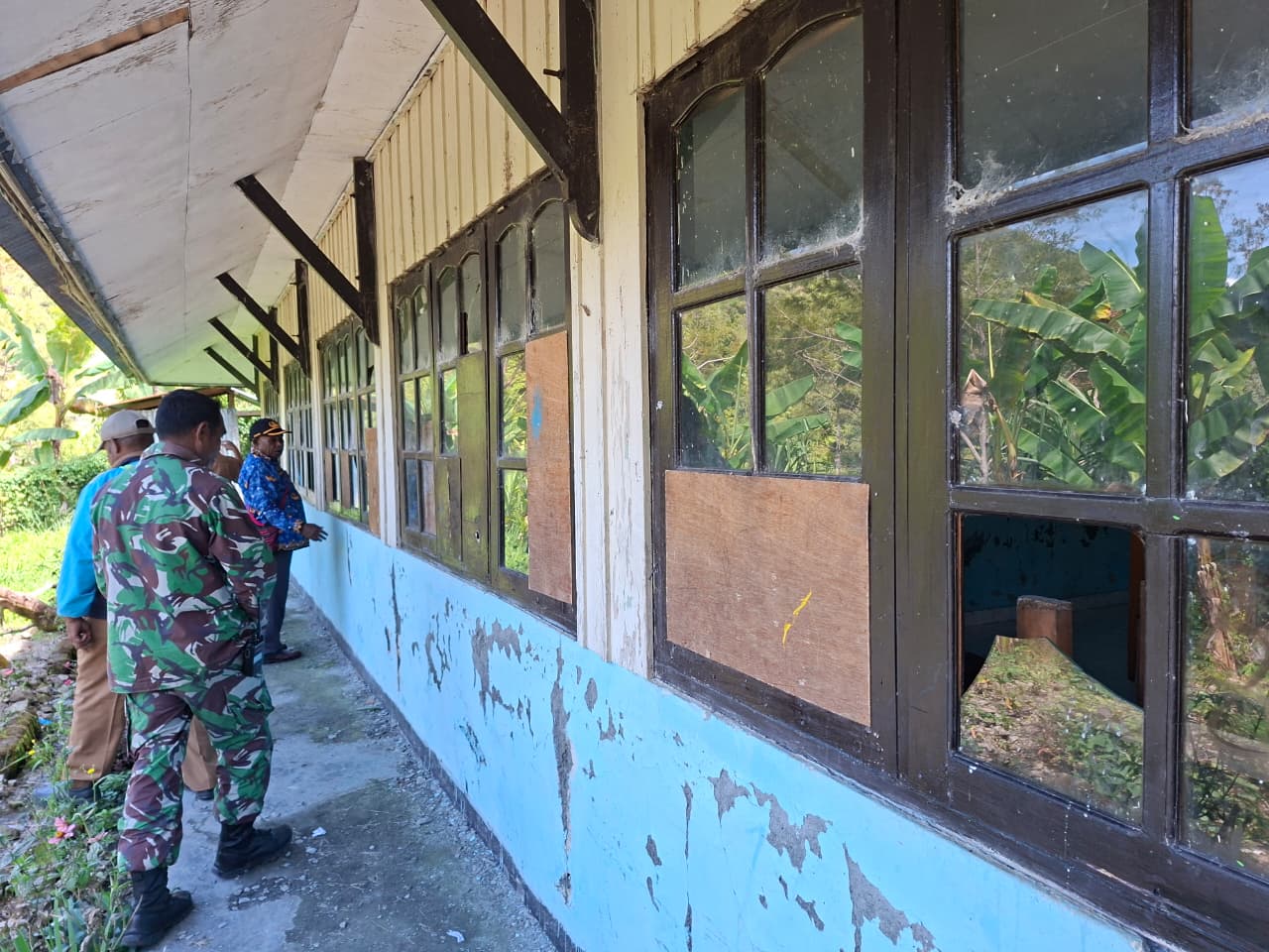 Kodim 1714/Puncak Jaya, Babinsa Bantu Pendataan Sekolah Rusak di Kabupaten Puncak Jaya