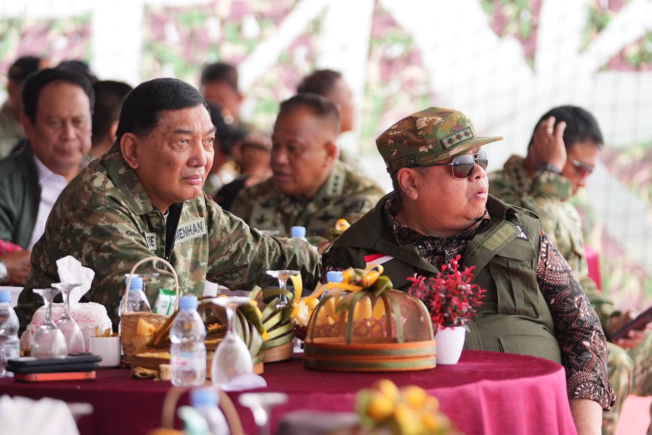 Ratusan Peterjun Kostrad Hiasi Langit Kota Timah Babel Ratusan Peterjun Kostrad Hiasi Langit Kota Timah Babel