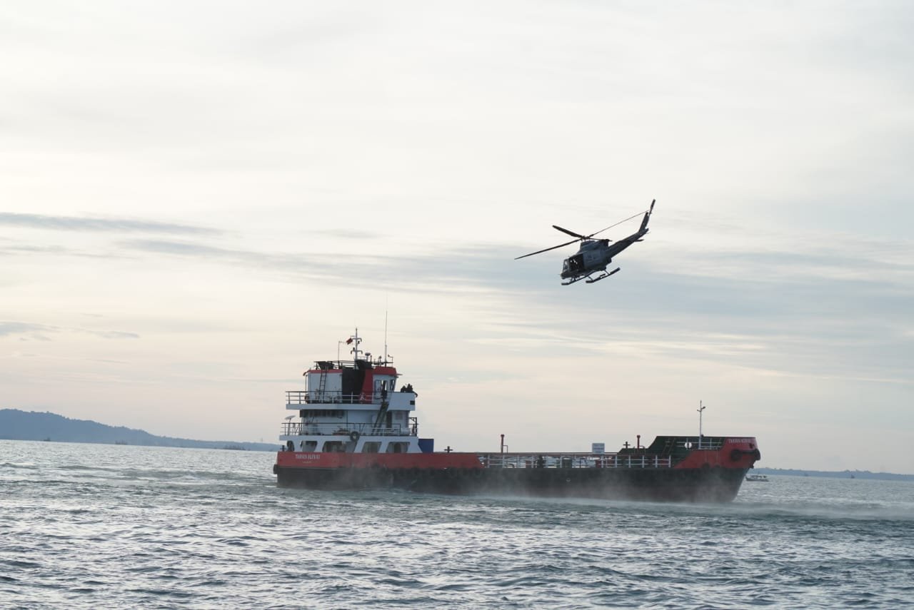 Kolaborasi Unsur Laut dan Udara, Tangkap Dua Kapal Pembawa Pasir Timah Ilegal