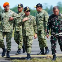 Bersama Tuhan Menyerbu Dari Langit: Ratusan Prajurit TNI Terjun di Morowali