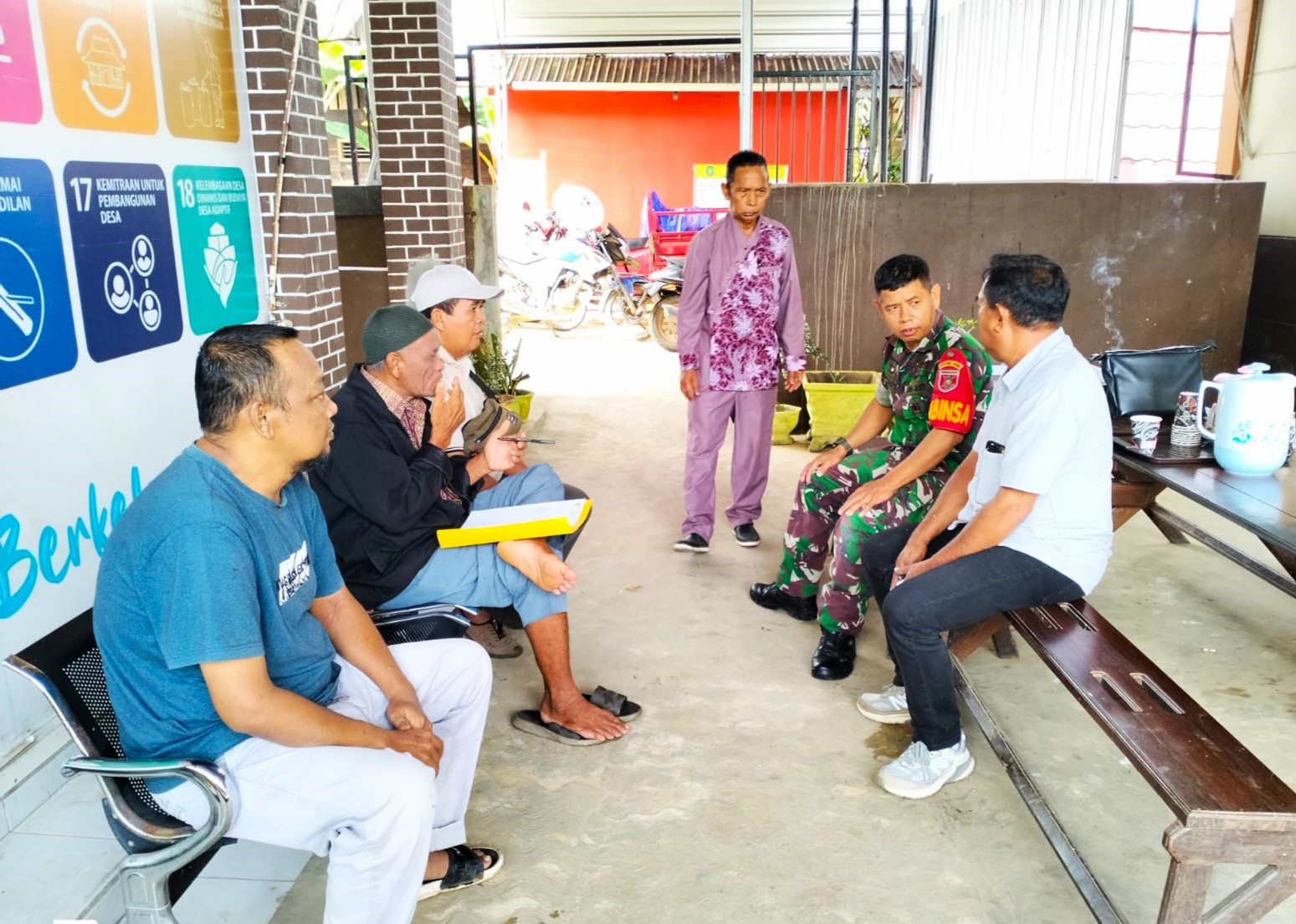 Perkuat Sinergi, Babinsa Jongkang Lakukan Kegiatan Komsos di Wilayah Binaan