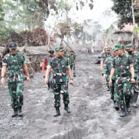 Kasdam V/Brawijaya Tinjau Lokasi Terdampak Erupsi Semeru dan Gelar Bhakti Sosial untuk Warga