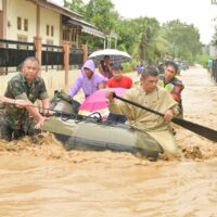 Gerak Cepat, Prajurit TNI AD Selamatkan Lansia 90 Tahun dari Rumah Terendam Banjir