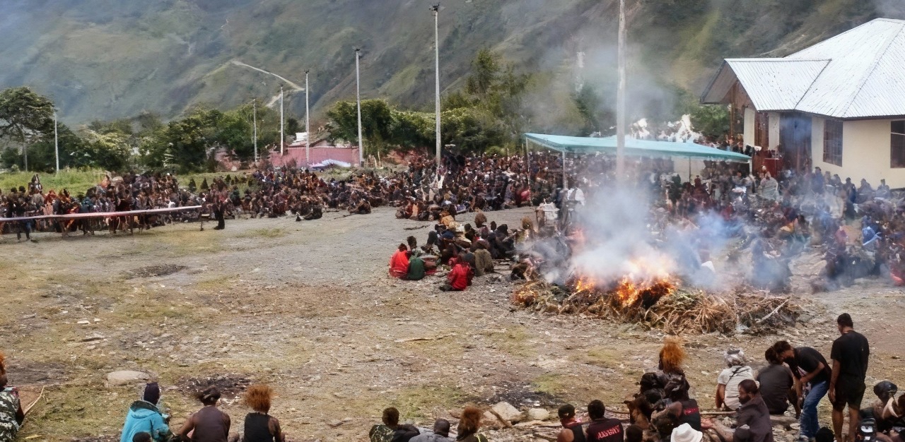 Kodim 1714/Puncak Jaya Bantu Masyarakat Gelar Acara Bakar Batu Adat di Kabupaten Puncak Jaya