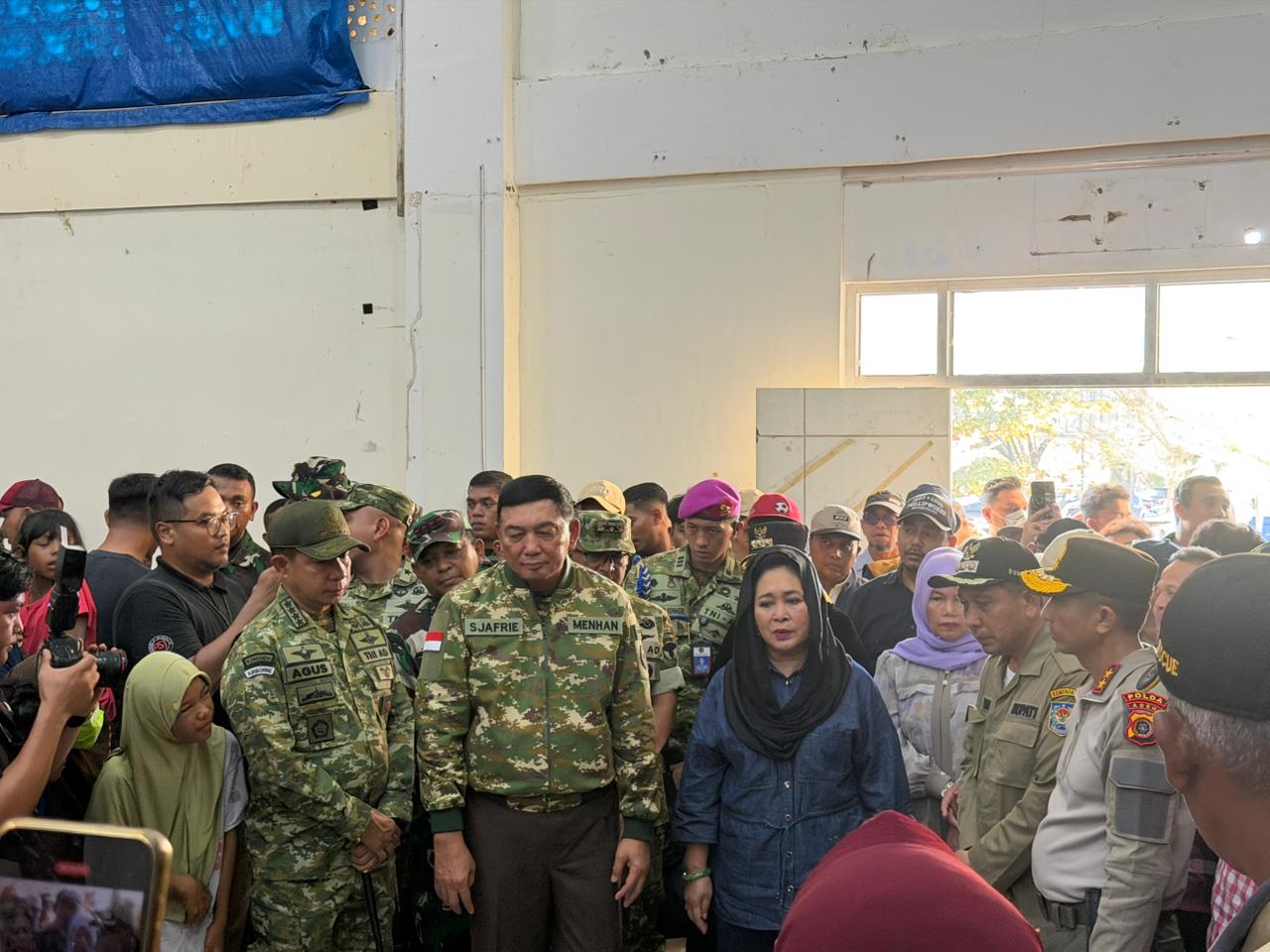Panglima TNI Dampingi Menhan RI Tinjau Langsung Pengungsi Banjir di Pidie Jaya, Aceh