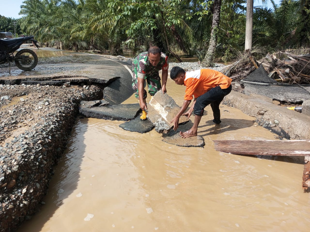 Prajurit Kodam IM Sigap Selamatkan Warga Aceh dari Banjir dan Longsor