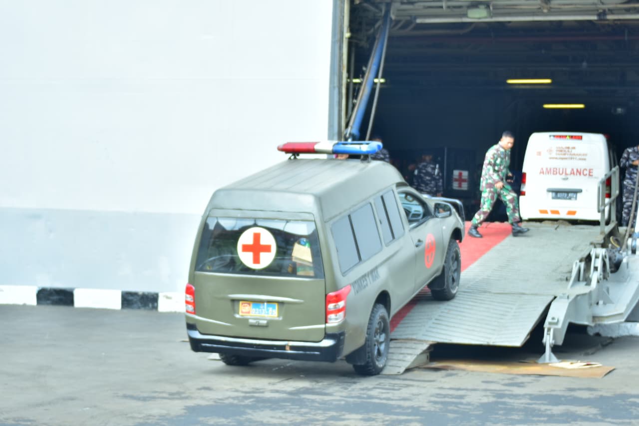 TNI AL Kerahkan KRI dan Helikopter untuk Bantu Korban Bencana di Aceh, Sumut dan Sumbar