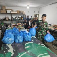 TNI Distribusikan 14.225 Nasi Bungkus untuk Warga Terdampak Banjir di Medan