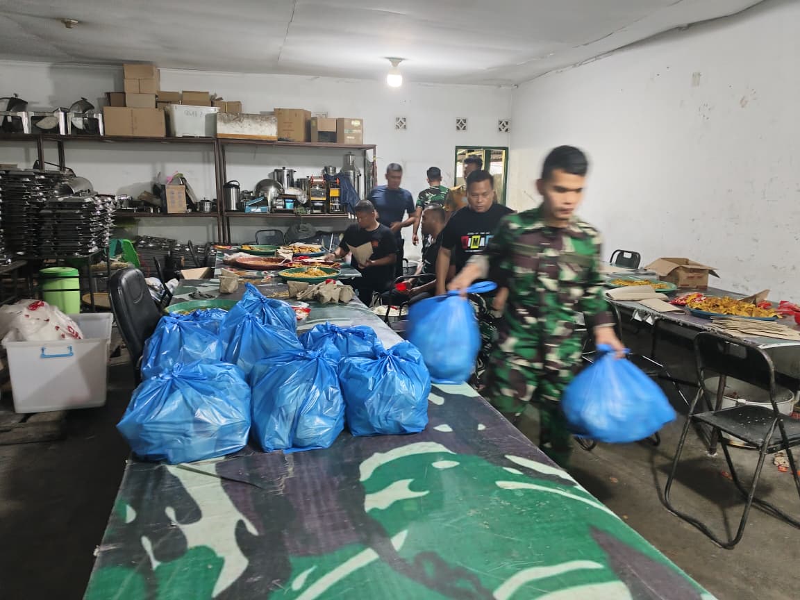 TNI Distribusikan 14.225 Nasi Bungkus untuk Warga Terdampak Banjir di Medan